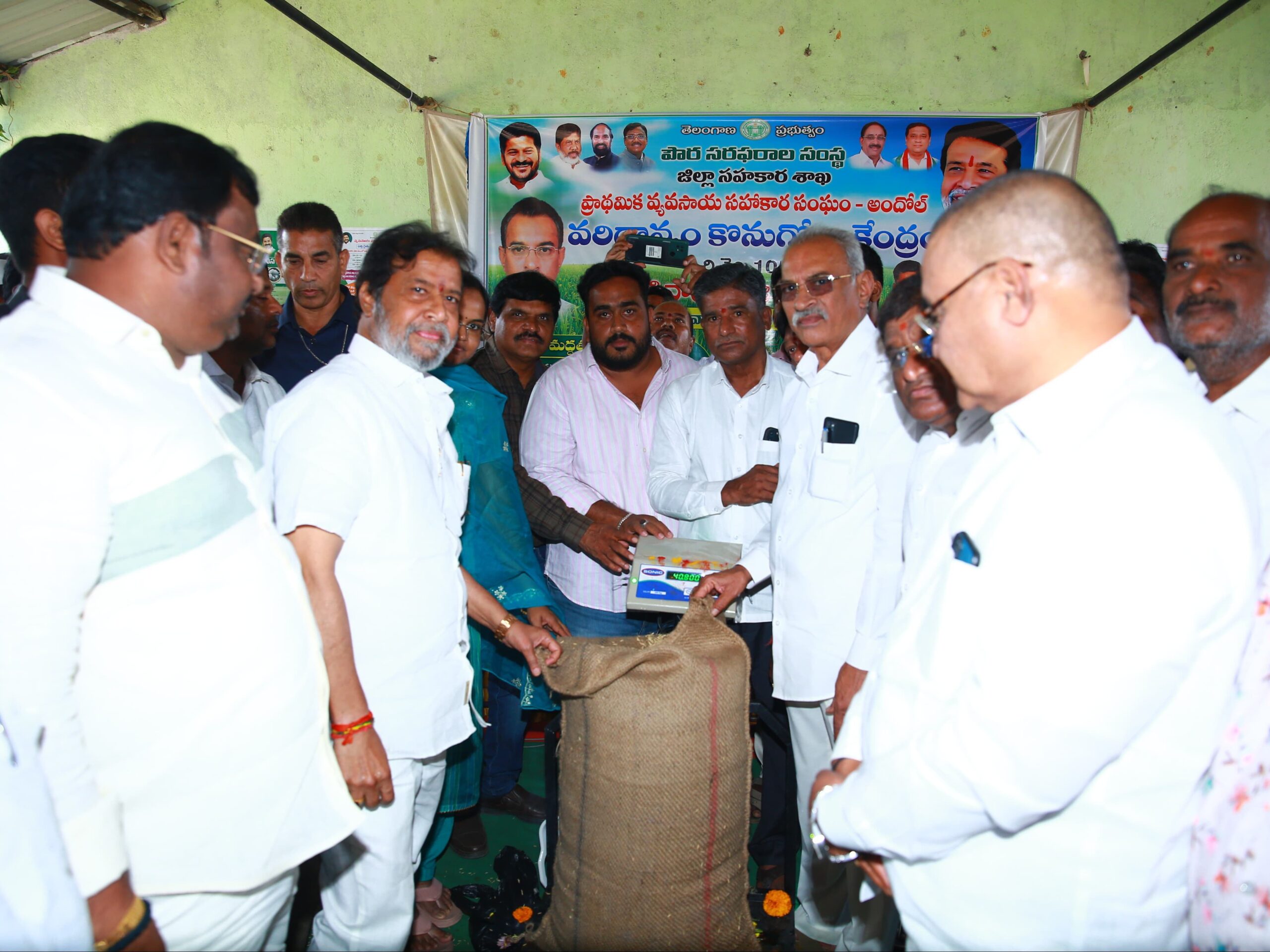 దళారులకు నమ్మి మోసపోవద్దు మంత్రి  దామోదర్