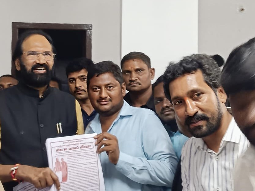 మెగా జాబ్ మేళా కరపత్రాన్ని ఆవిష్కరించిన మంత్రి