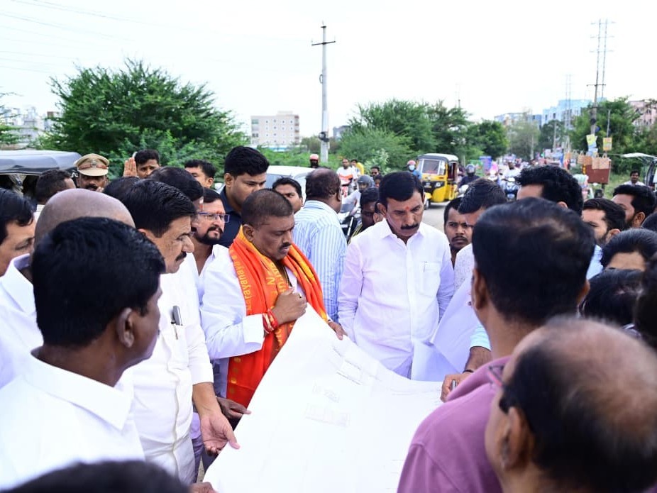 రహదారి విస్తరణ పనులను పరిశీలించిన ఎమ్మెల్యే