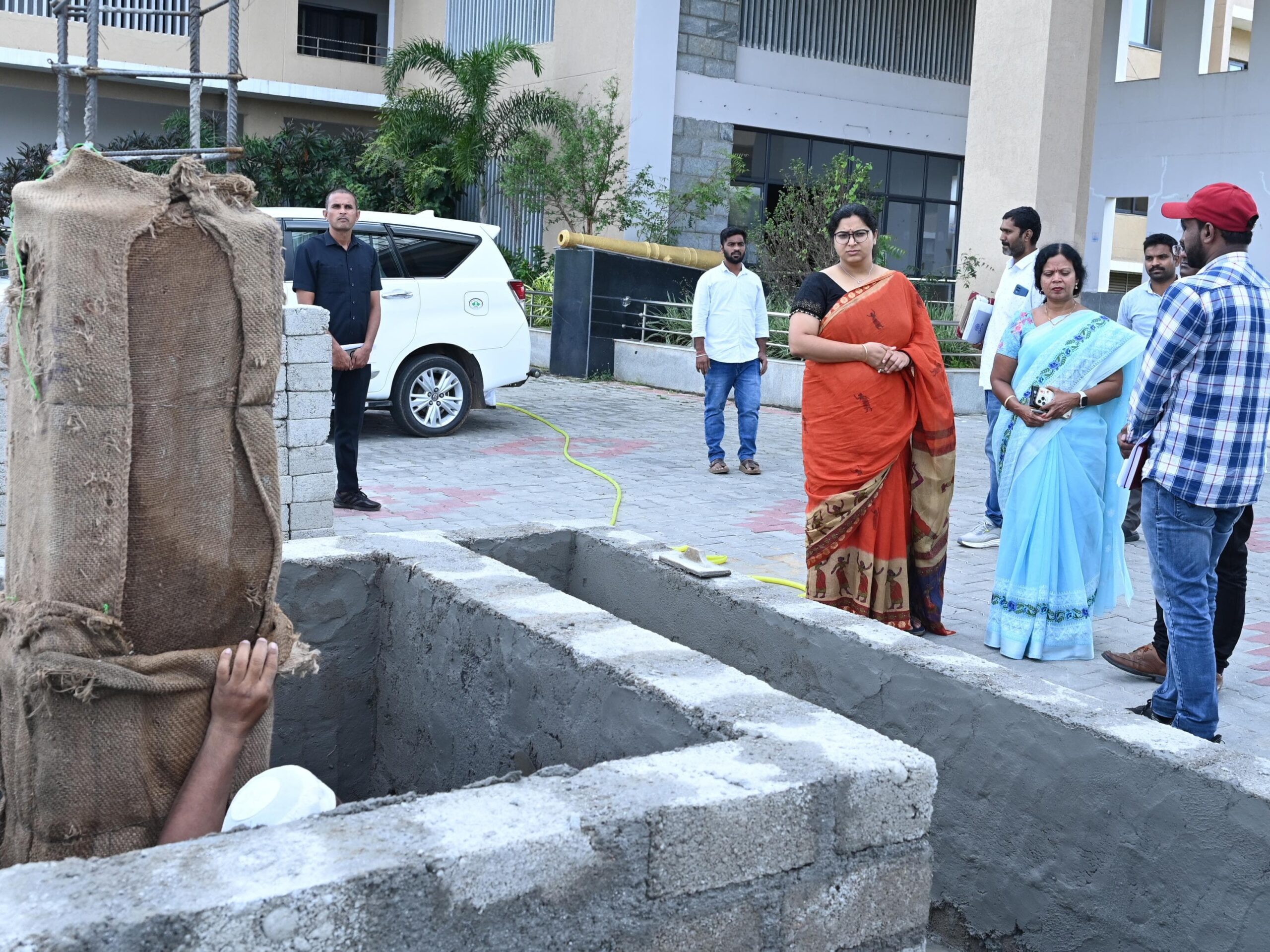 తెలంగాణ తల్లి నిర్మాణ పనులు పరిశీలించిన కలెక్టర్