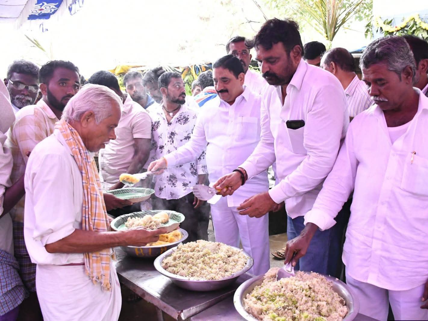 శ్రమజీవుల సేవకు గౌరవం ఇవ్వాలి: ఎమ్మెల్యే