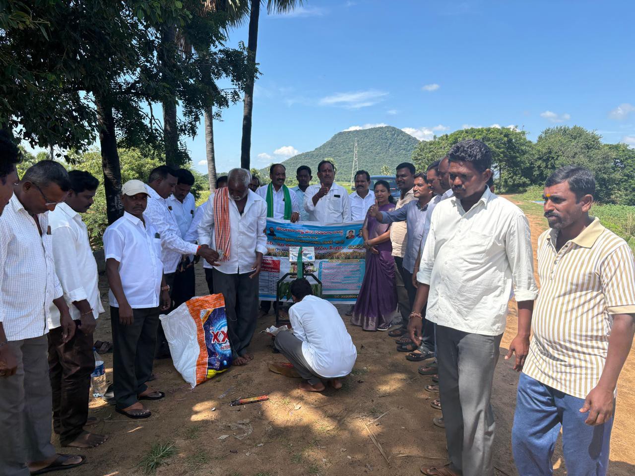 కొనుగోలు కేంద్రంలో ప్రారంభించిన మార్కెట్ ఛైర్మన్