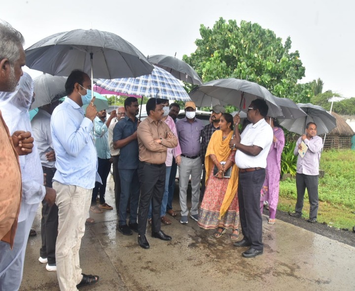 తుఫాన్ ప్రభావిత ప్రాంతాలలో పర్యటించిన కలెక్టర్
