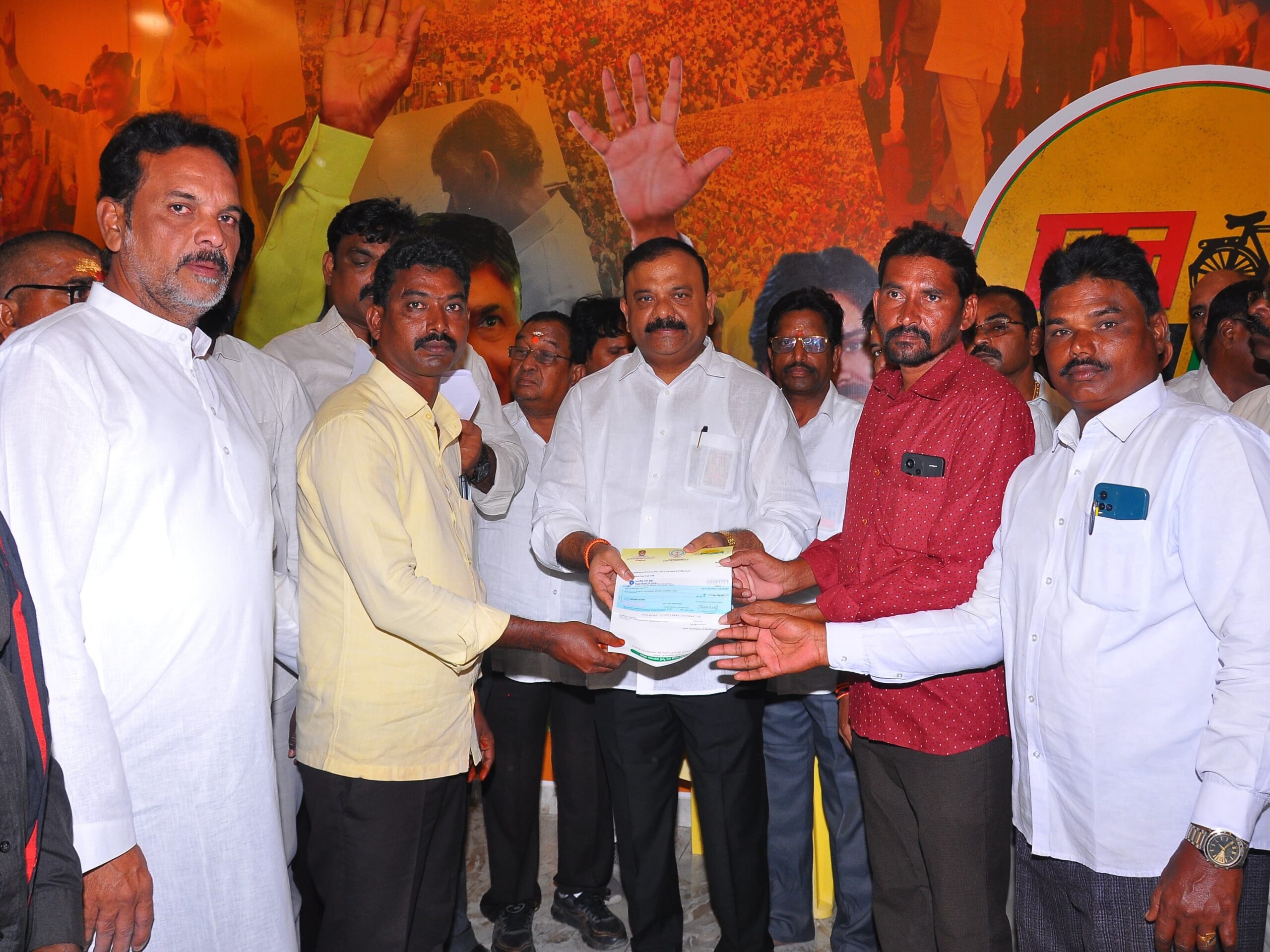 గురజాలలో సీఎంఆర్‌ఎఫ్ చెక్కుల పంపిణీ