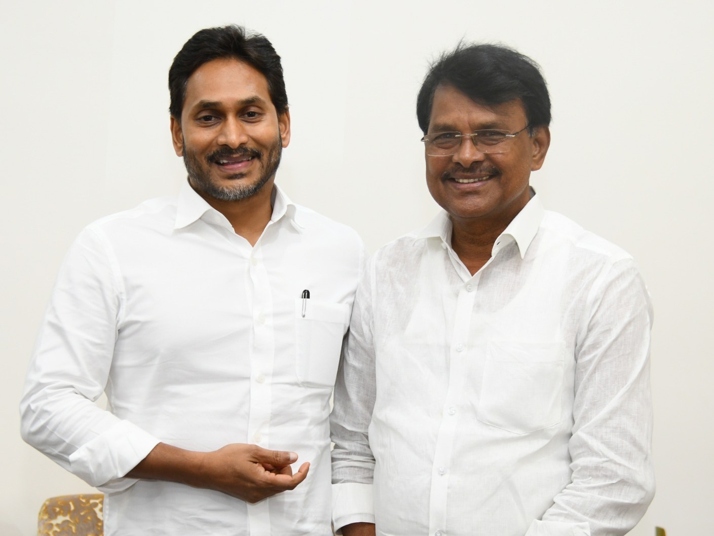 మాజీ ముఖ్యమంత్రి జగన్‌ని కలిసిన రమేష్ బాబు