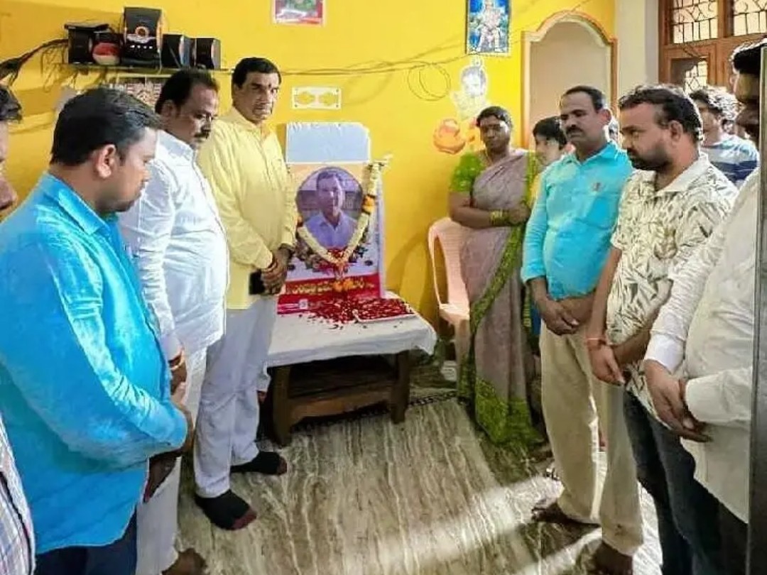 ప్రమోద్ కుటుంబాన్ని పరామర్శించిన పసుపు బోర్డు ఛైర్మన్