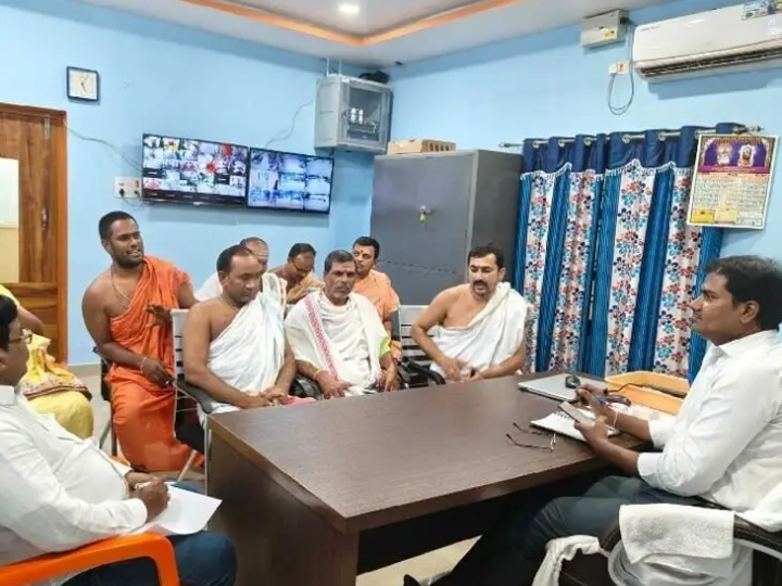 ముక్తేశ్వర ఆలయంలో నెలరోజు ప్రత్యేక పూజలు