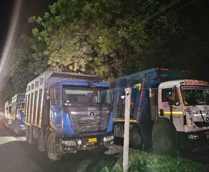 అక్రమ ఇసుక రవాణా.. 5 లారీలు సీజ్