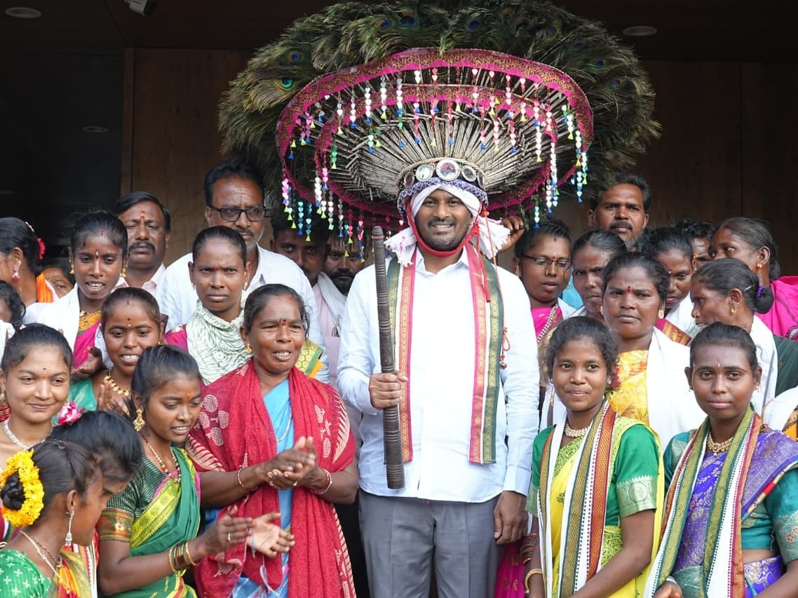 దండారీల‌తో క‌లిసి నృత్యం చేసిన కంది శ్రీ‌నివాస రెడ్డి