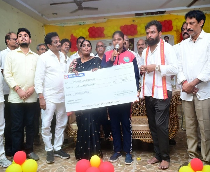 కిక్ బాక్సింగ్ క్రీడాకారినికి మంత్రి రూ. 1 లక్షసహాయం