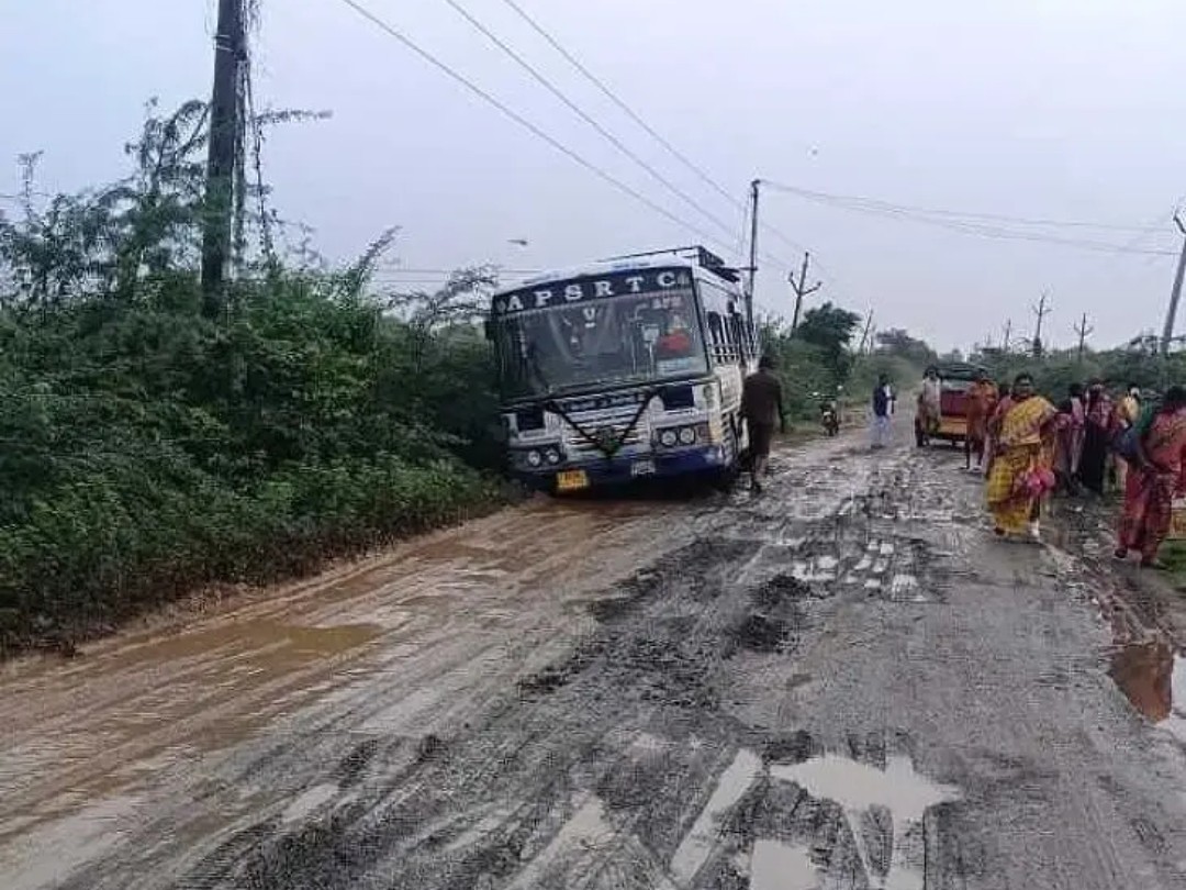 రోడ్డులో ఇరుక్కుపోయిన బస్సు