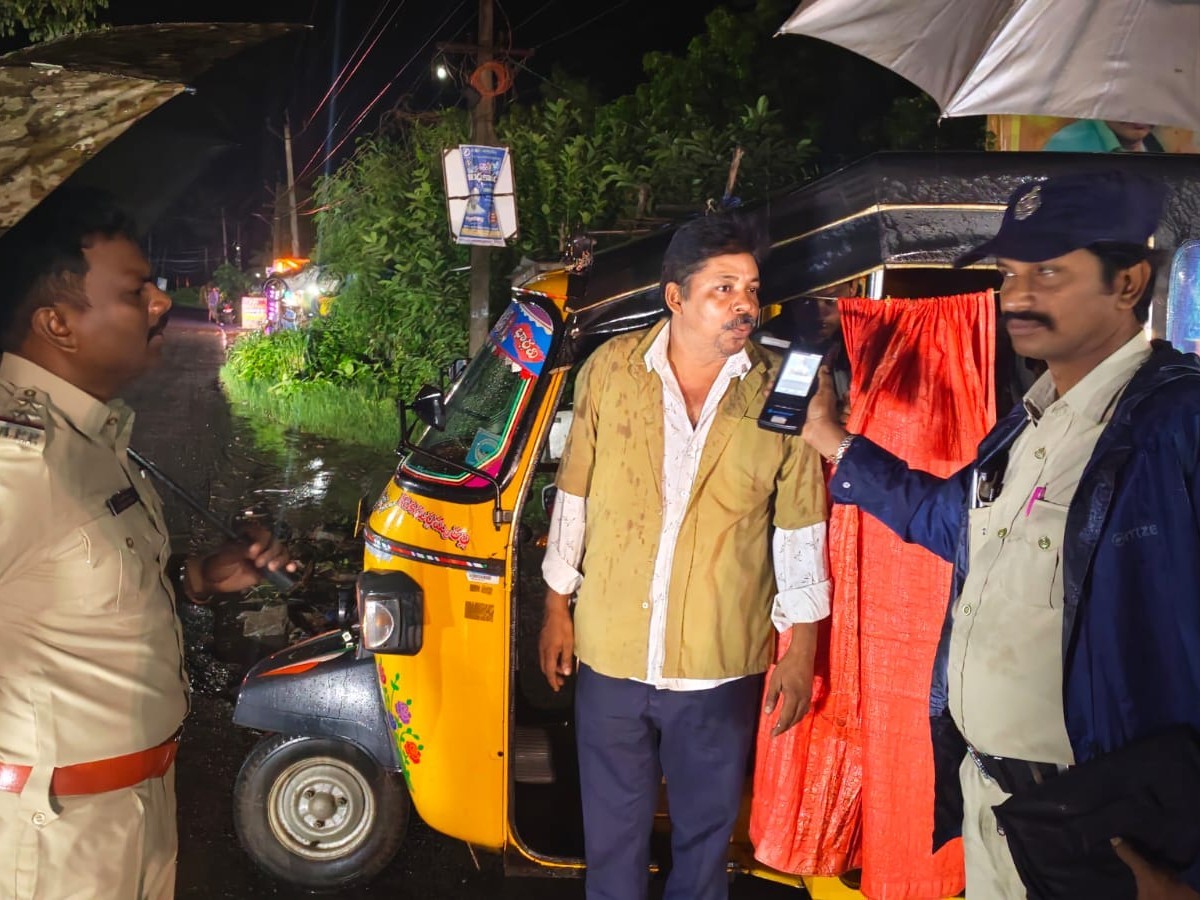 రైల్వే గేట్ వద్ద డ్రంక్ అండ్ డ్రైవ్
