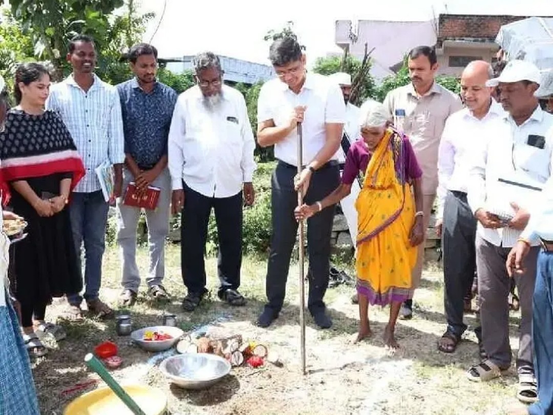 ఇళ్ల లబ్ధిదారులను ప్రోత్సహించాలి: కలెక్టర్