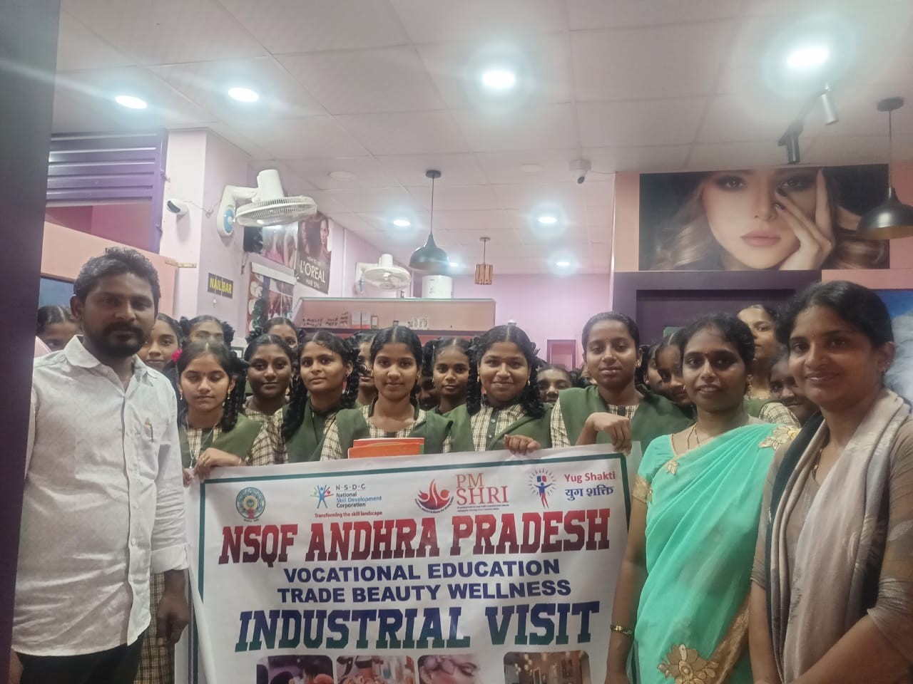ఇండస్ట్రియల్ ట్రైనింగ్‌కు వెళ్లిన విద్యార్థినులు