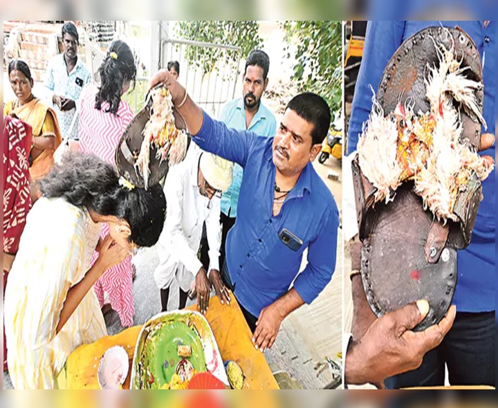 టెంపుల్‌లో పాదుకలతో ఆశీర్వాదం