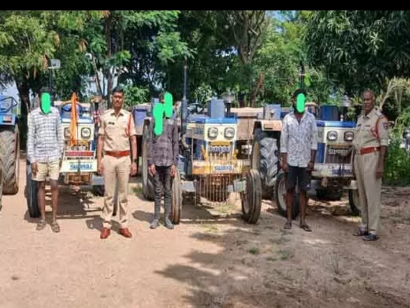 అక్రమంగా ఇసుక తరలిస్తున్న మూడు ట్రాక్టర్ల పట్టివేత