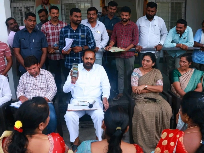 ఇందిరమ్మ కమిటీ సభ్యులతో సమీక్ష