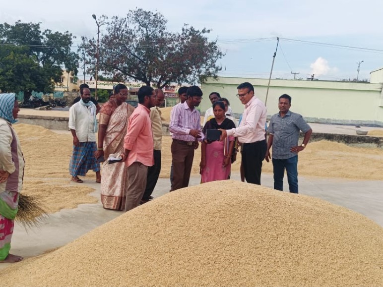 ధాన్యం కొనుగోలు కేంద్రం పరిశీలన