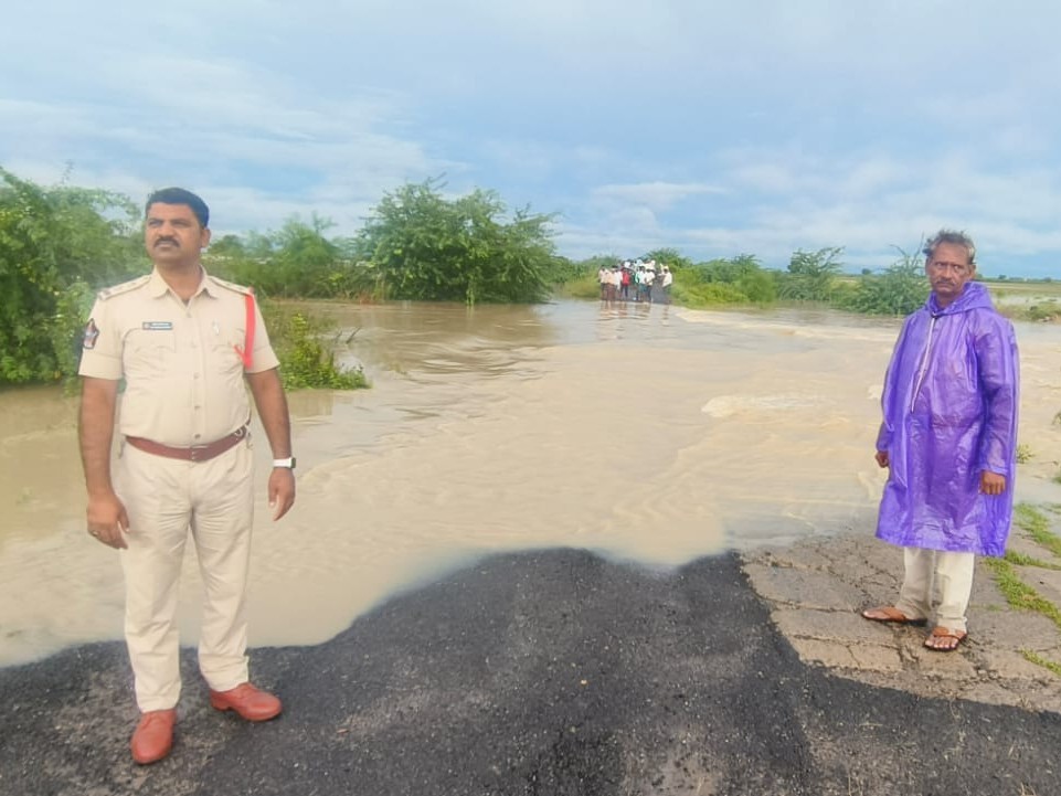 వాగు ఉధృతిని పర్యవేక్షించిన ఎస్సై
