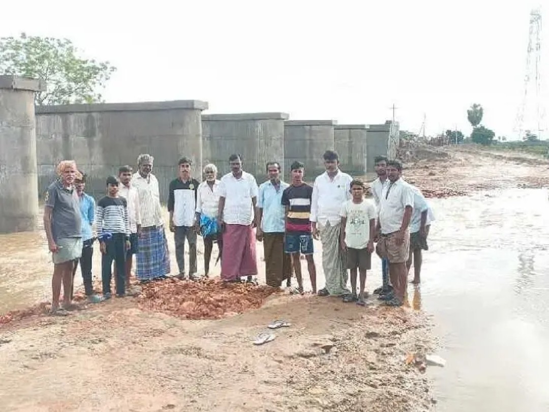పొంగిపొర్లుతున్న నావూరు పెద్దవాగు