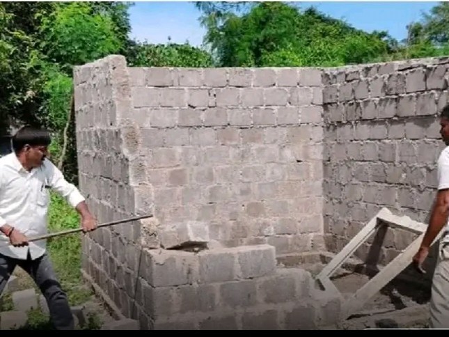 అక్రమంగా నిర్మించిన కట్టడాల కూల్చివేత