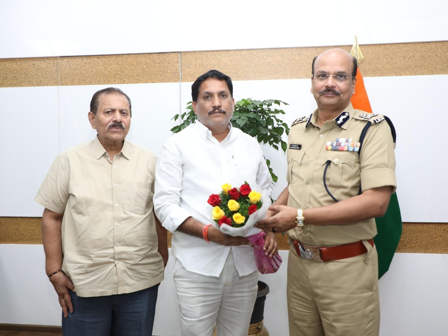 తెలంగాణ DGP శివదర్ రెడ్డిని కలిసిన ఆడే గజేందర్