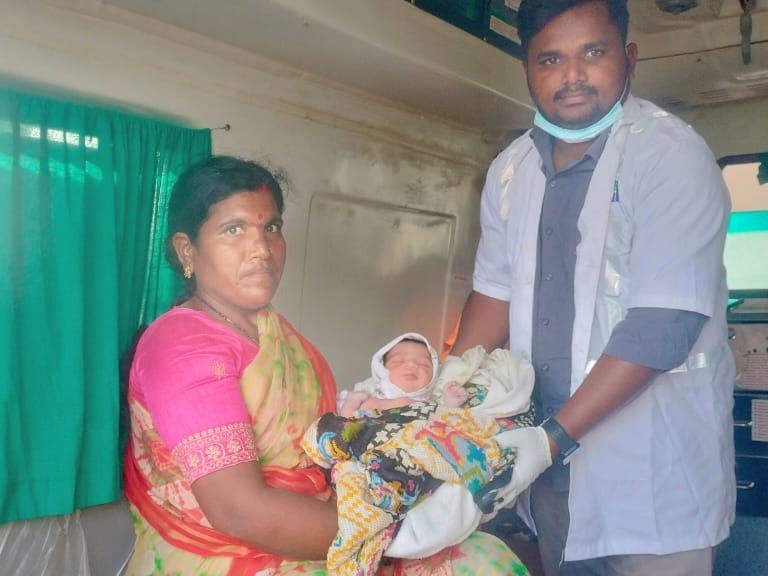 అంబులెన్స్‌లో మహిళ ప్రసవం