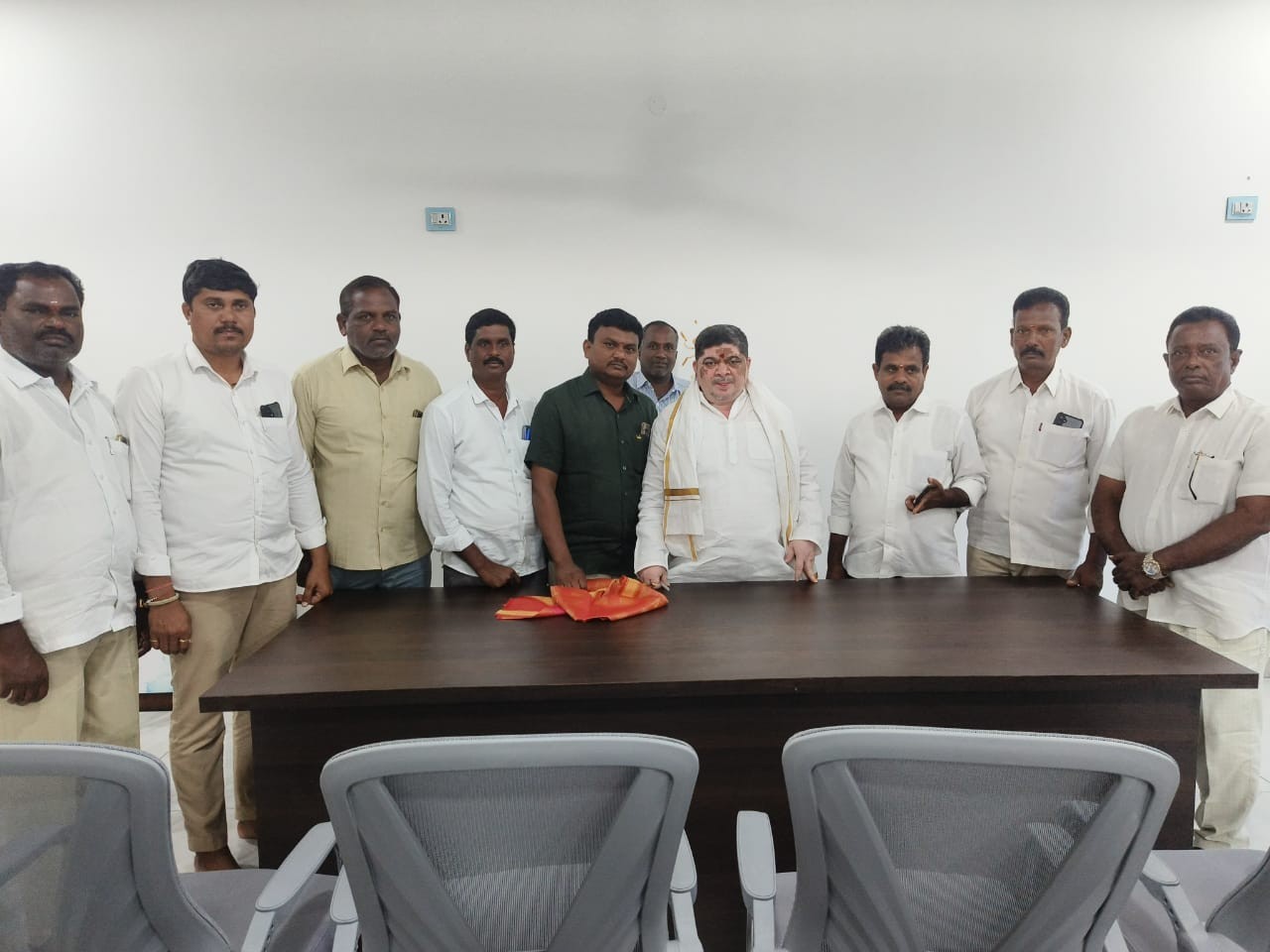మంత్రి పొన్నం ప్రభాకర్ కలిసిన నాయకులు