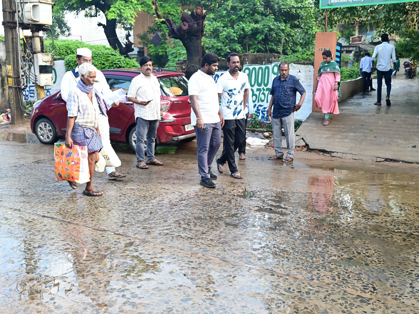 వరద ప్రభావిత ప్రాంతాల్లో నగర కమీషనర్ పర్యటన