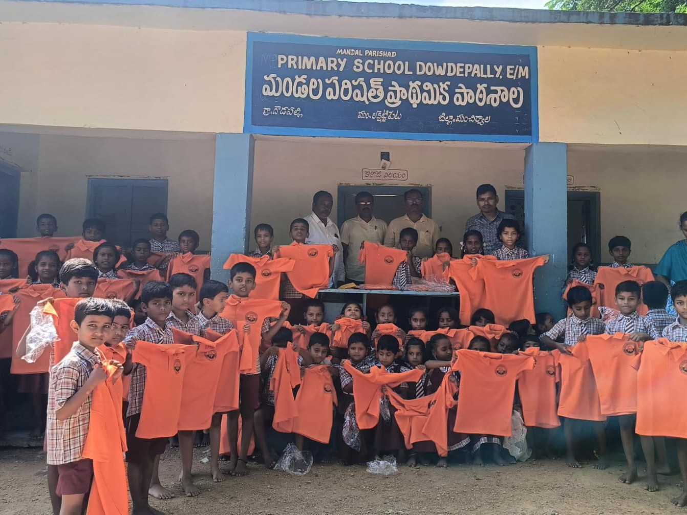 విద్యార్థులకు స్పోర్ట్స్ యూనిఫామ్స్ అందజేత
