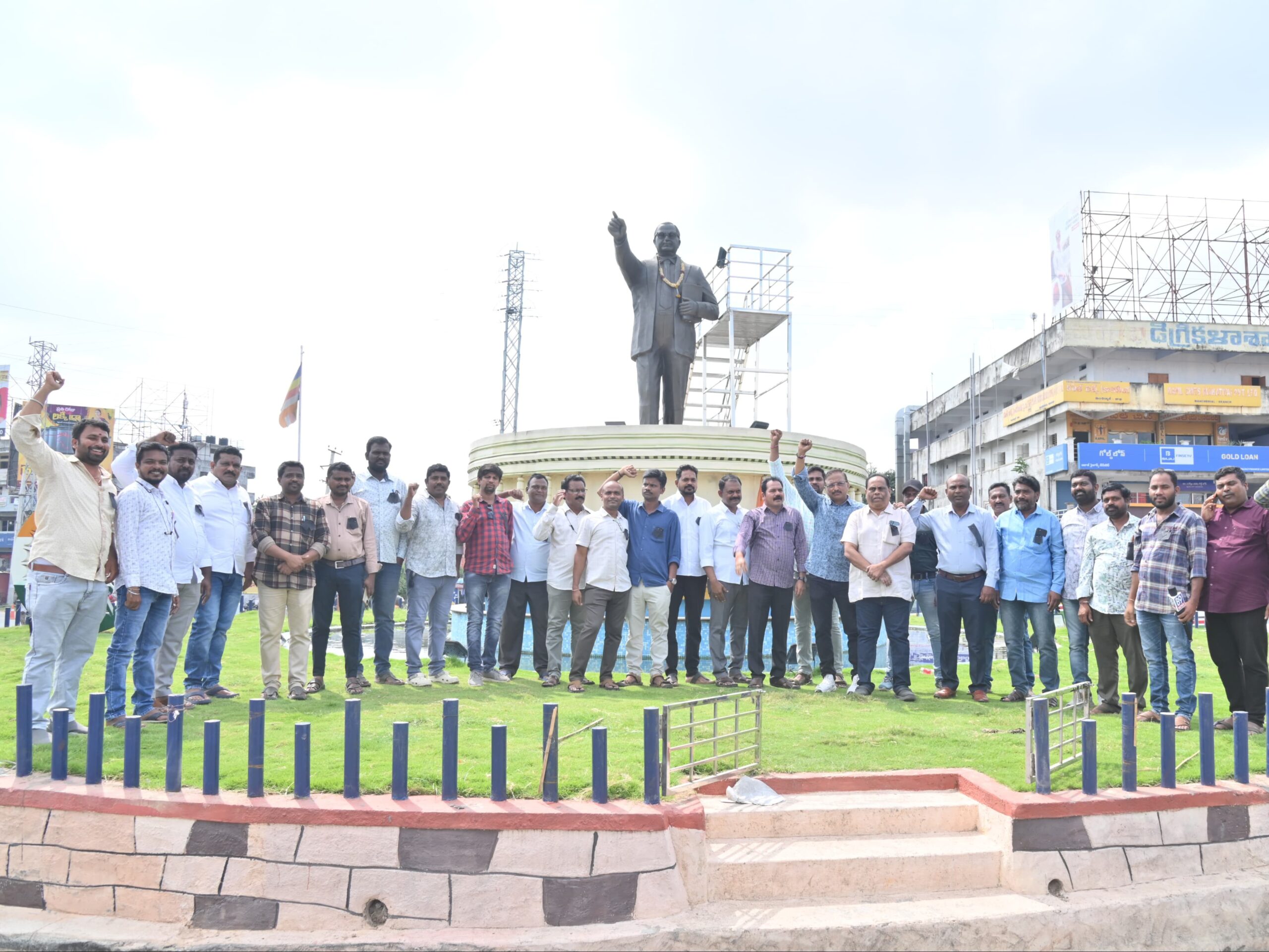 నల్లబ్యాడ్జీలు ధరించి జర్నలిస్టుల నిరసన
