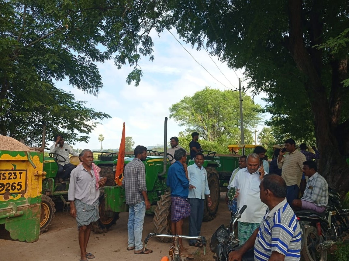 ఇసుక ట్రాక్టర్లను అడ్డుకున్న గ్రామస్తులు