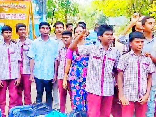 కలెక్టరేట్ ఎదుట మోడల్ స్కూల్ పిల్లల ఆందోళన