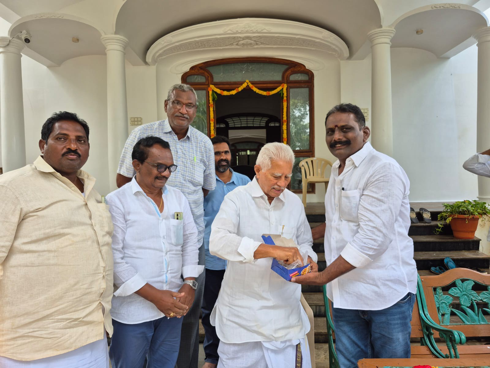 భక్తుల సౌకర్యాలకు ప్రాధాన్యత ఇవ్వాలి: MLA వరద