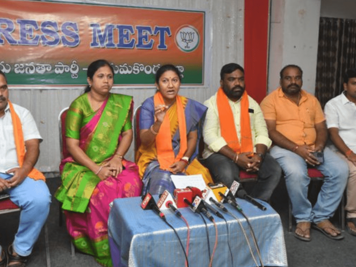 ప్రభుత్వ భూమిని వేలం వేయడం సరికాదు: రావు పద్మ