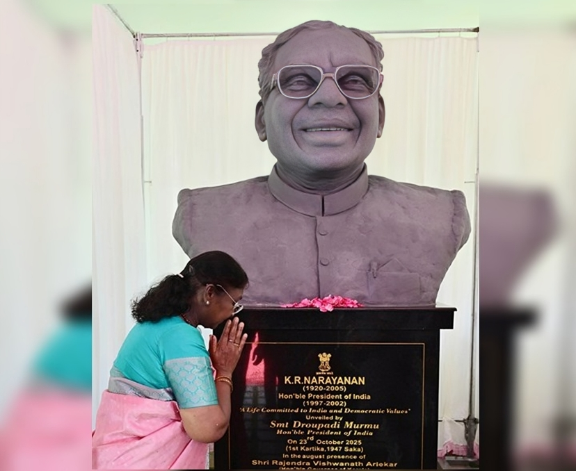 నారాయణన్ విగ్రహాన్ని ఆవిష్కరించిన రాష్ట్రపతి
