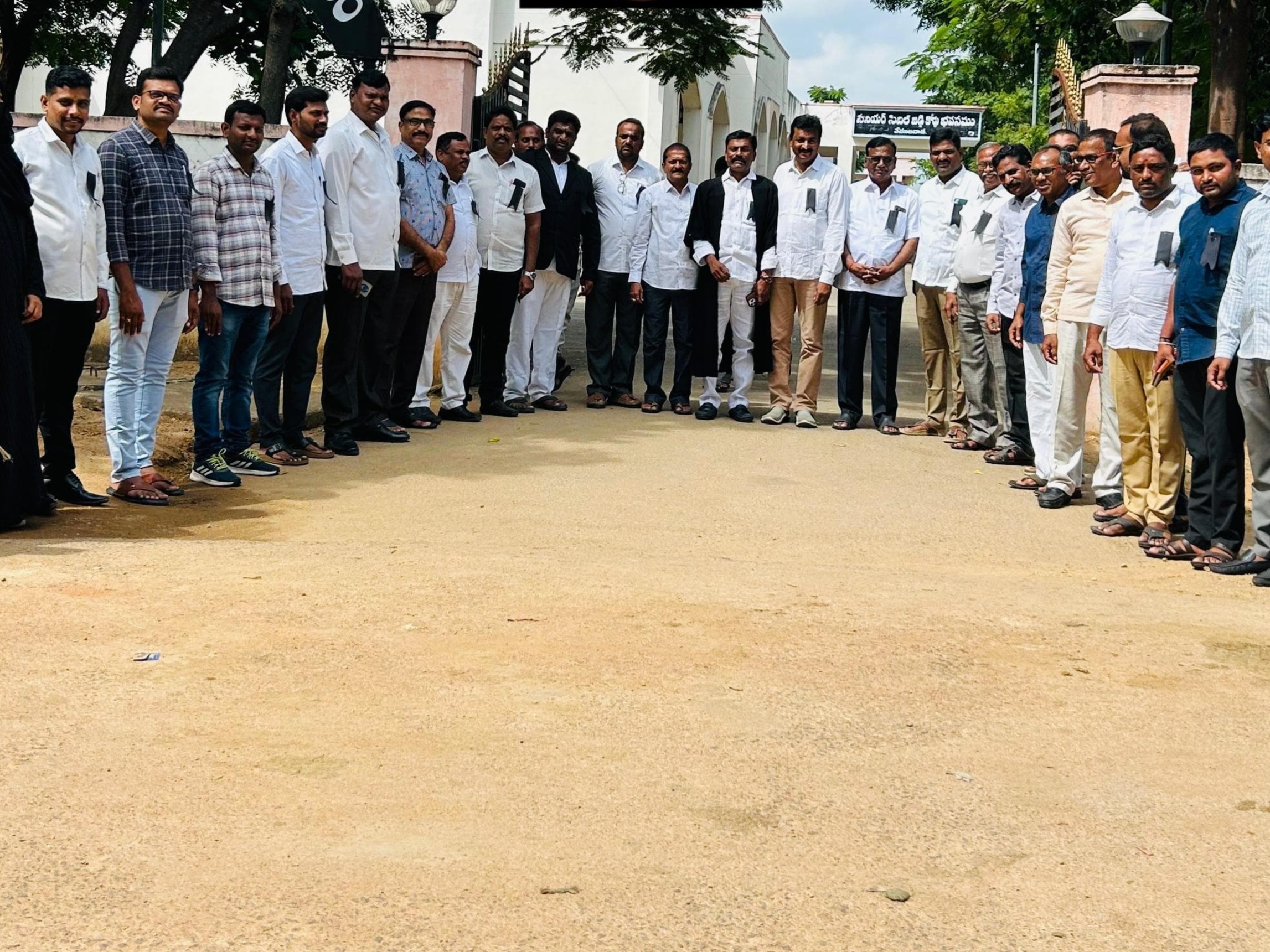 న్యాయవాదిపై దాడిని ఖండించిన న్యాయవాదులు