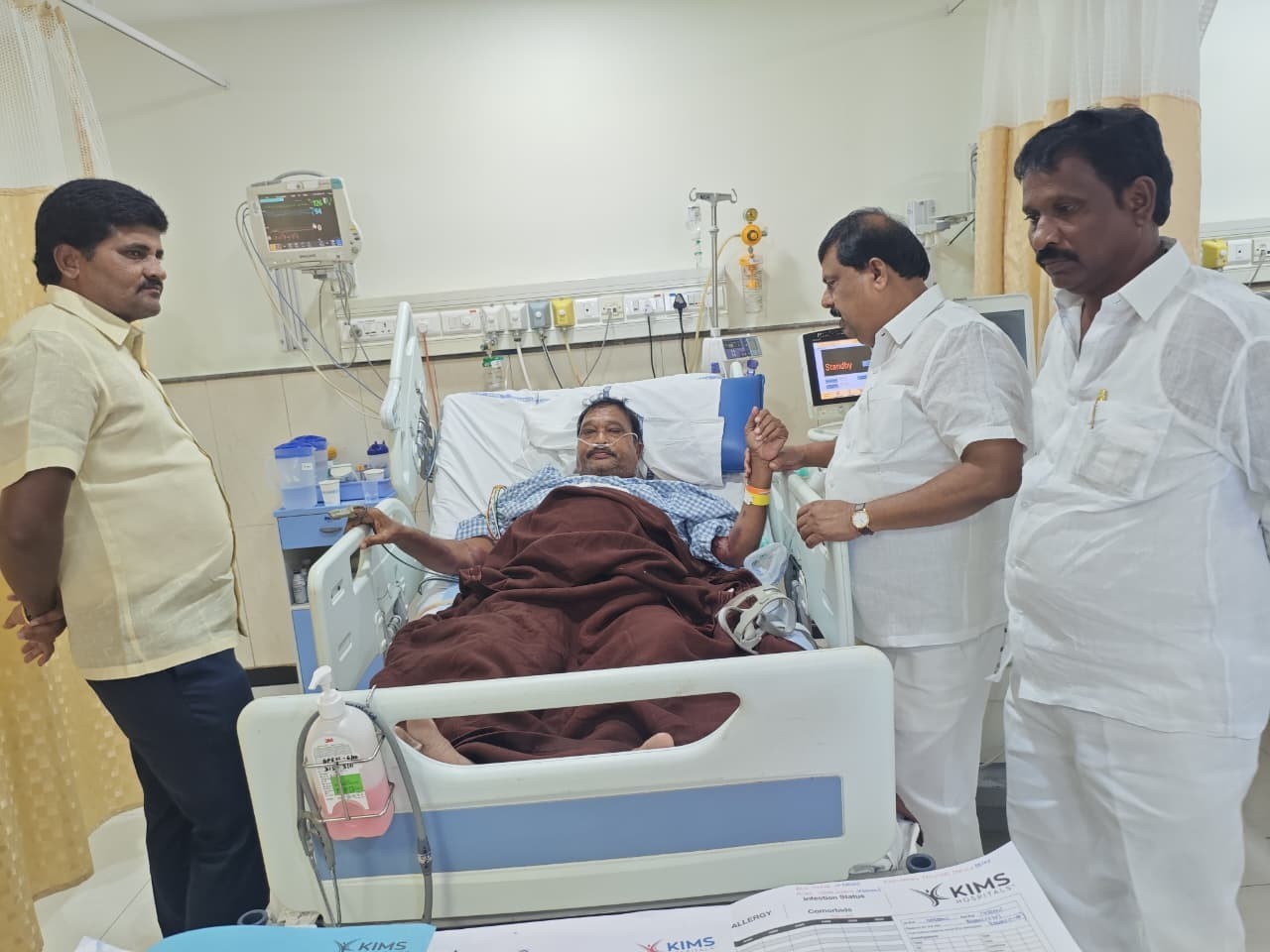 పార్టీ నాయకుల్ని పరామర్శించిన ఎమ్మెల్యే
