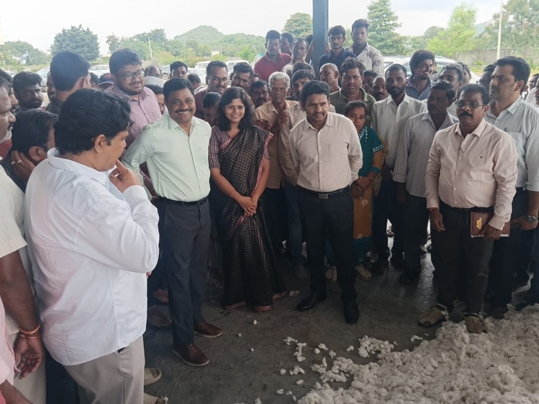 పత్తి జిన్నింగ్ మిల్లును పరిశీలించిన కలెక్టర్