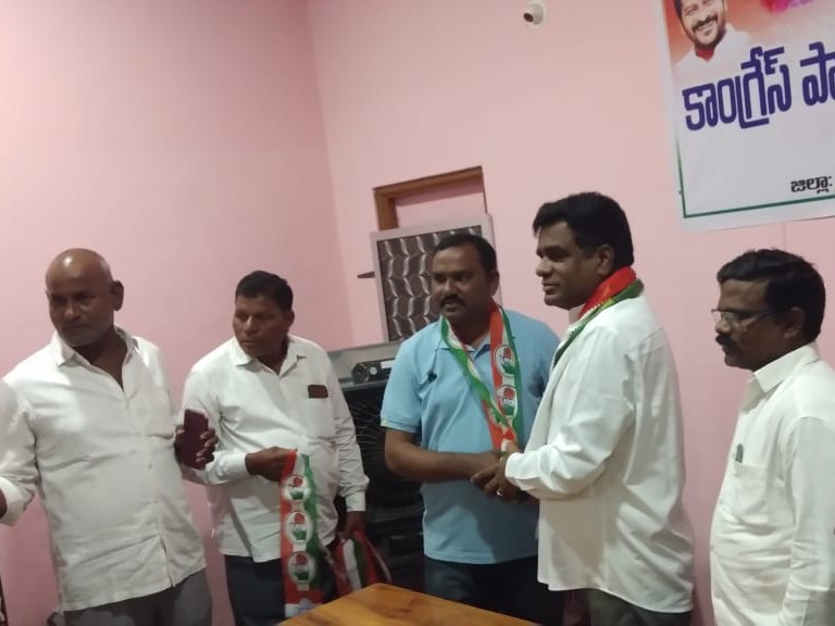 MLC సమక్షంలో కాంగ్రెస్ లో చేరిన BRS నాయకులు