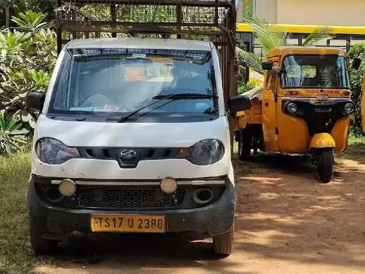 అక్రమ ఇసుక తరలిస్తున్న ఆటోల పట్టివేత