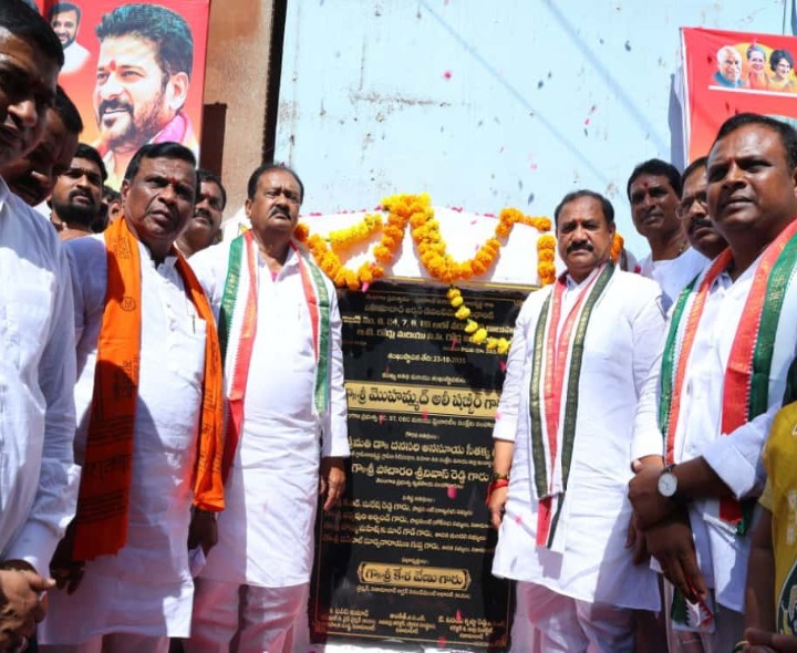సీసీ రోడ్ల నిర్మాణానికి శంకుస్థాపన