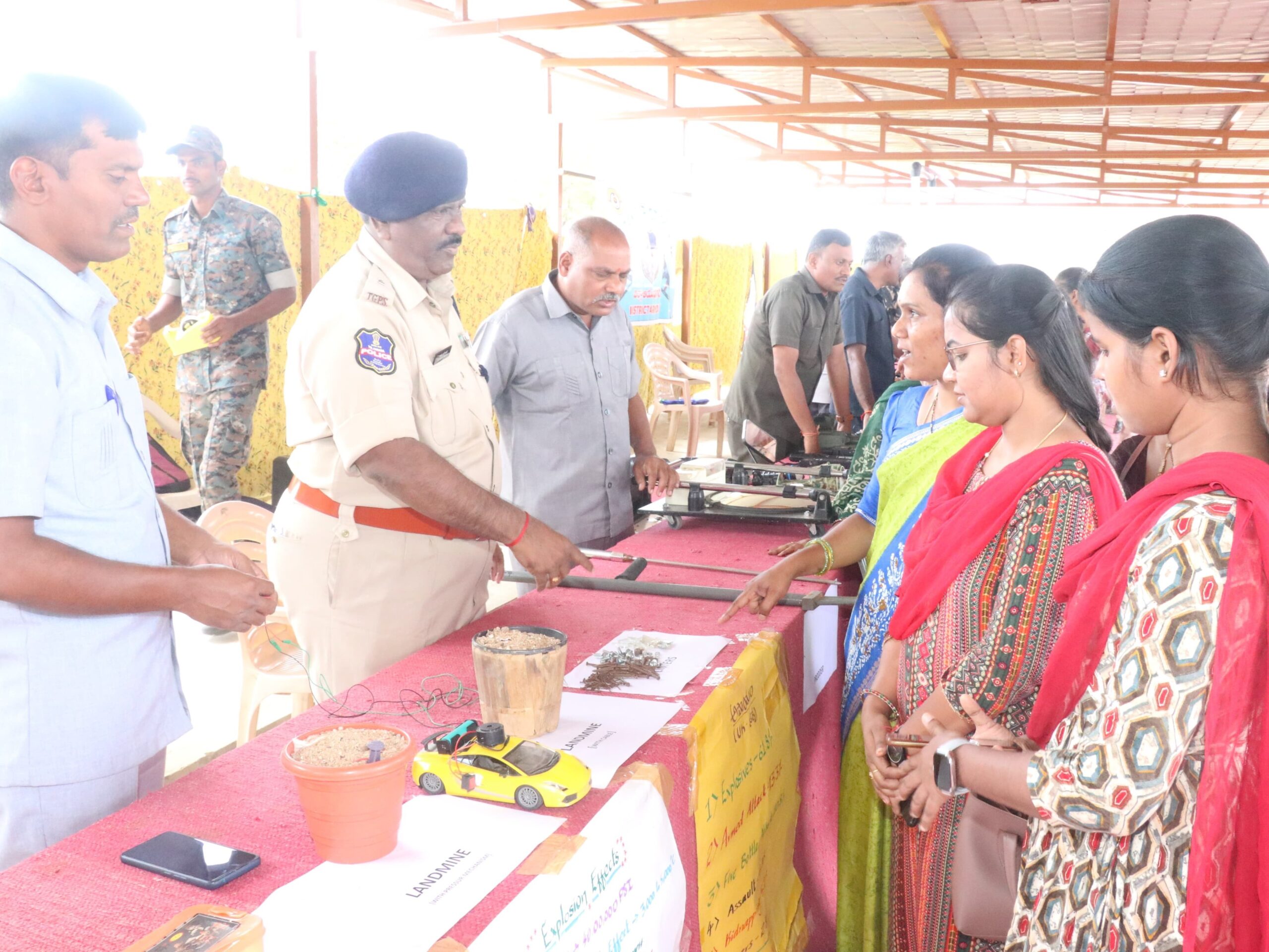 పోలీస్ కార్యాలయంలో ఓపెన్ హౌస్