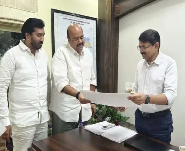 కలెక్టర్‌ను కలిసిన నాయకులు