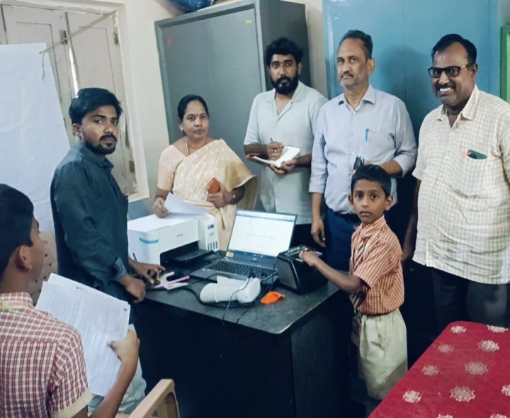 ఆధార్ సెంటర్‌ను తనిఖీ చేసిన ఎంపీడీవో, ఎంఈవో