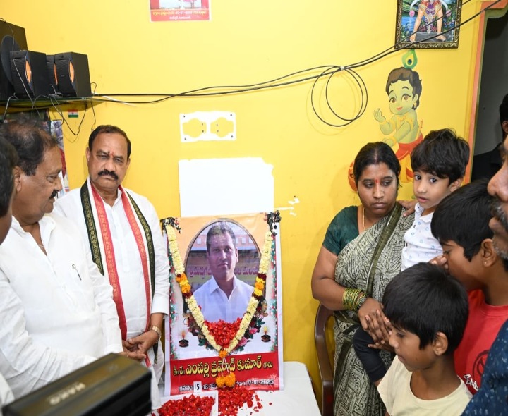 ప్రమోద్ కుటుంబానికి అండగా ఉంటాం: పీసీసీ చీఫ్
