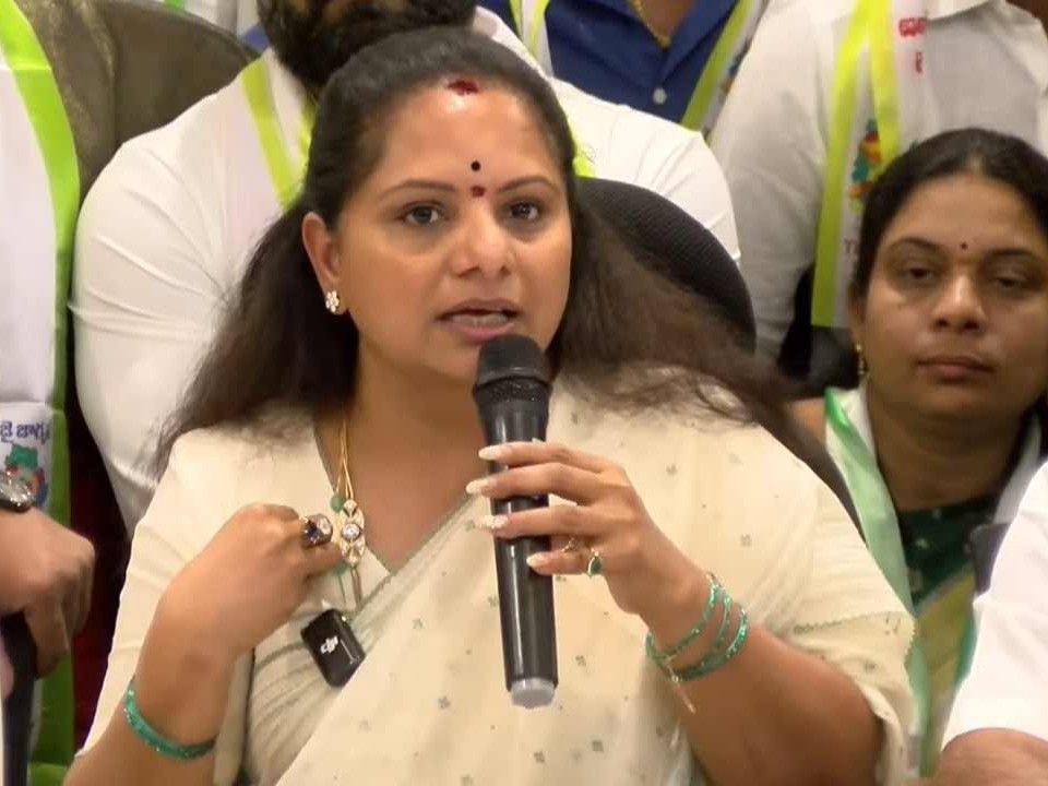 కొత్త పార్టీపై కవిత కీలక వ్యాఖ్యలు