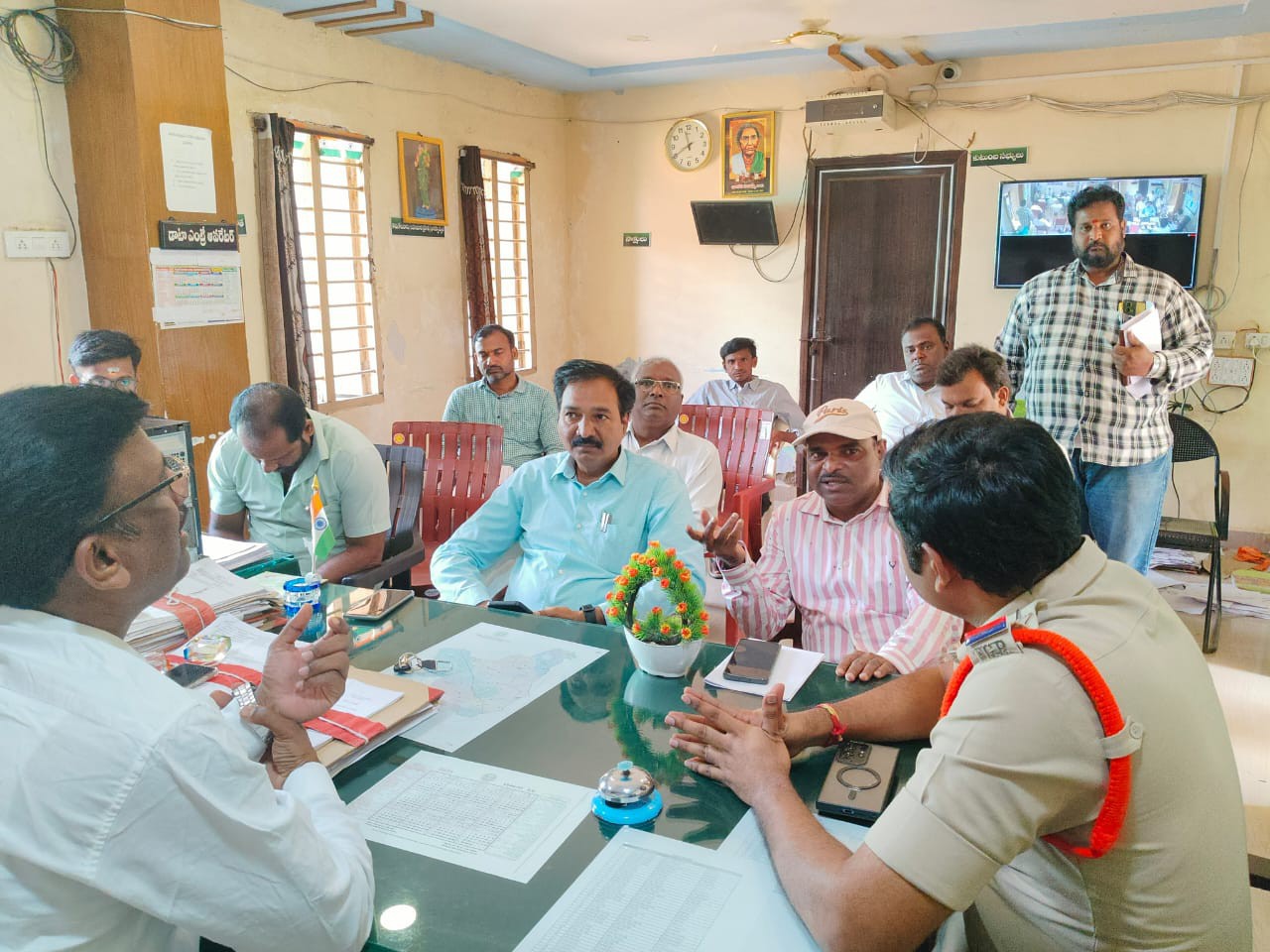 దాన్యం కొనుగోలు కేంద్రాలపై MRO సమీక్ష