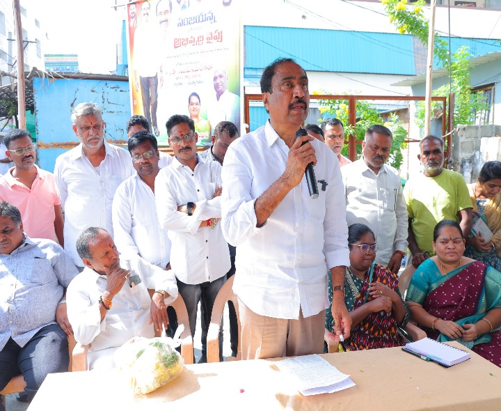 సీసీ రోడ్డు నిర్మాణ పనులకు భూమి పూజ చేసిన MLA