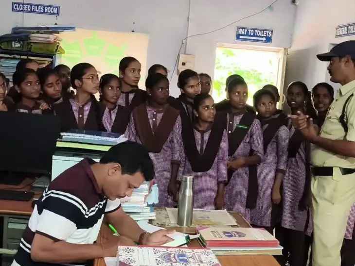 పోలీసు చట్టాలపై విద్యార్థులకు అవగాహన